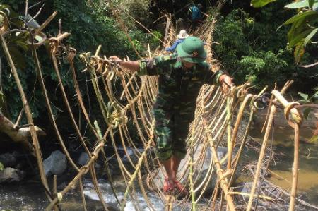 Làm cầu dân sinh giúp nhân dân biên giới