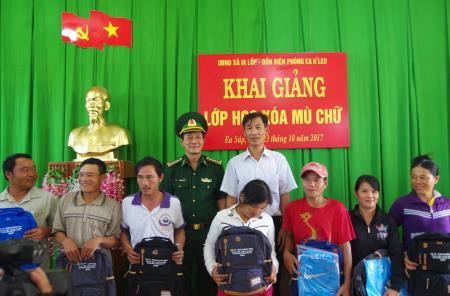 Mở lớp xóa mù chữ cho nhân dân xã biên giới Ia Lốp