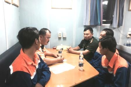 Cứu thành công 3 ngư dân sau 2 ngày gặp nạn trên biển