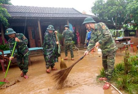 Sát cánh cùng nhân dân ứng phó, khắc phục hậu quả lũ lụt