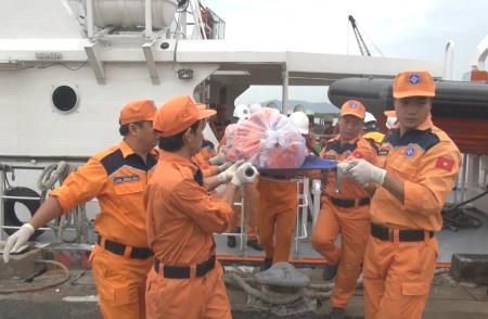 Thi thể 2 thuyền viên tàu cá BĐ 30366 TS đã được đưa vào bờ