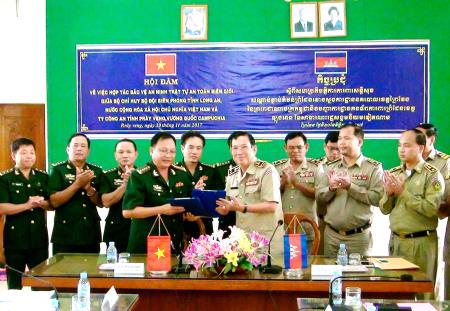 Hội đàm hợp tác bảo vệ an ninh trật tự trên khu vực biên giới Long An - Prey Veng