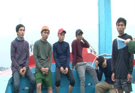 Đưa 6 ngư dân bị nạn trên vùng biển Hoàng Sa vào bờ an toàn