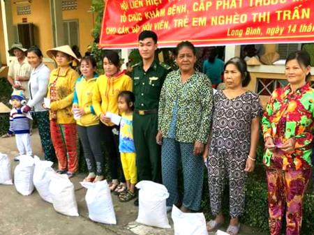 Khám bệnh, tặng quà phụ nữ nghèo khu vực biên giới An Giang