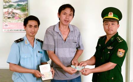 Cán bộ Biên phòng cửa khẩu Mỹ Quý Tây nhặt được của rơi trả lại người mất