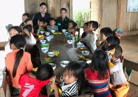 Bữa sáng cho học sinh nghèo biên giới