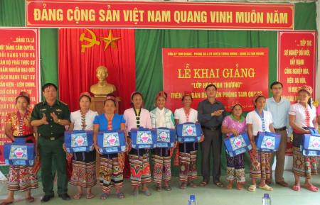 Khai giảng “Lớp học tình thương” ở xã biên giới Tam Quang