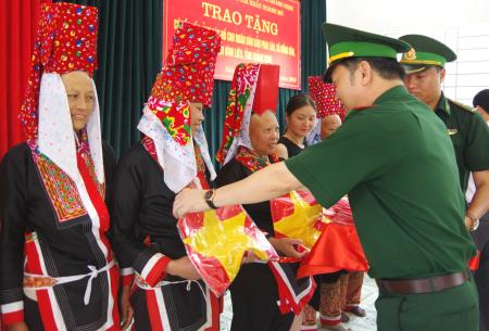 Tặng cờ Tổ quốc và treo ảnh Bác Hồ cho các hộ dân biên giới