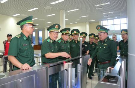 Trung tướng Hoàng Xuân Chiến kiểm tra công tác quản lý, BVBG tại BĐBP Quảng Ninh