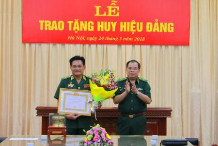 Trao tặng Huy hiệu 40 năm tuổi Đảng cho Thiếu tướng Lê Thái Ngọc