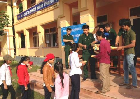 Những ổ bánh mì và tấm lòng người lính