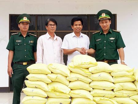 Hỗ trợ gạo cho bà con bản A Xing, Lào bị hỏa hoạn