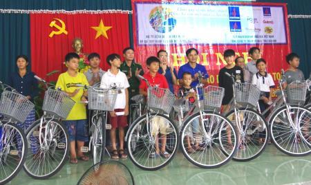 Tặng xe đạp cho con em ngư dân nghèo học giỏi ở Bà Rịa - Vũng Tàu