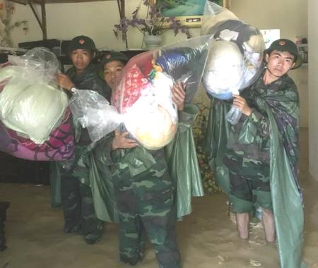 Nhường cơm sẻ áo cùng nhân dân vùng tâm lũ