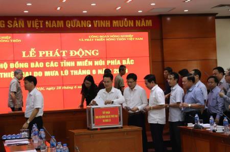 Quyên góp ủng hộ người dân các tỉnh phía Bắc bị thiệt hại do mưa lũ