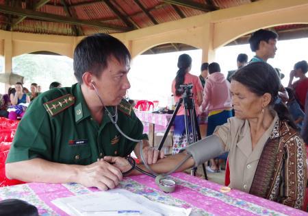 BĐBP tỉnh Kon Tum tặng quà, khám bệnh miễn phí cho nhân dân thôn Thôồng Kầy Ôộc, Lào
