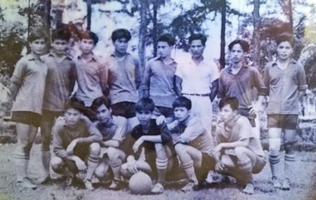 Chờ con trên cánh đồng hoang