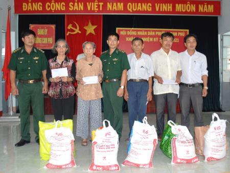 Đồn Biên phòng Cam Ranh tặng quà các gia đình chính sách