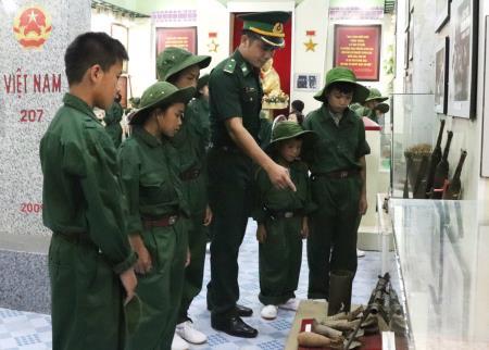 “Chiến sĩ nhí” trải nghiệm môi trường Quân đội