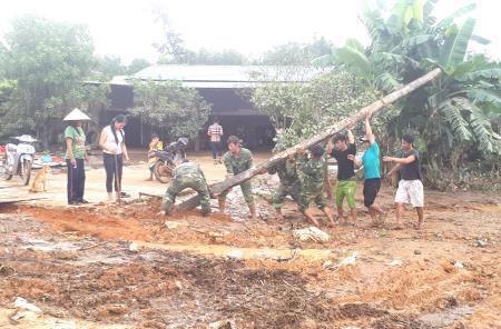 Trắng đêm giúp dân khắc phục hậu quả thiên tai