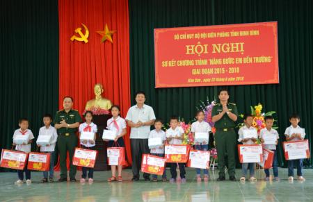 Chung tay nâng bước học sinh nghèo vượt khó thực hiện ước mơ đến trường
