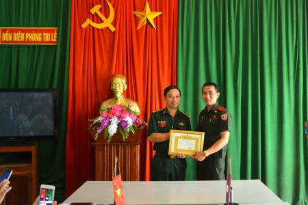 Bộ Chỉ huy Quân sự tỉnh Hủa Phăn tặng Giấy khen cho Đồn Biên phòng Tri Lễ