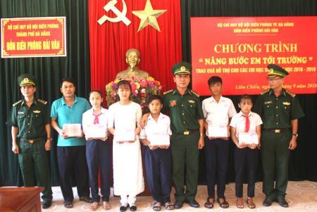 Tặng quà cho học sinh có hoàn cảnh khó khăn nhân dịp năm học mới