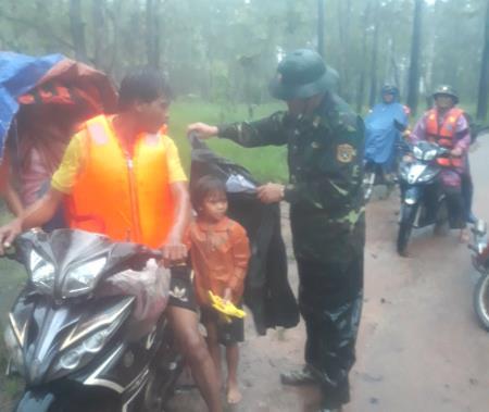 Những người lính “vượt núi” giữa rừng
