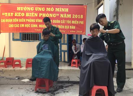 Tay kéo Biên phòng cắt tóc miễn phí cho học sinh nghèo người dân tộc Khmer