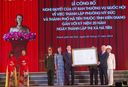 Phó Chủ tịch Quốc hội trao quyết định thành lập phường Mỹ Đức và TP Hà Tiên thuộc tỉnh Kiên Giang