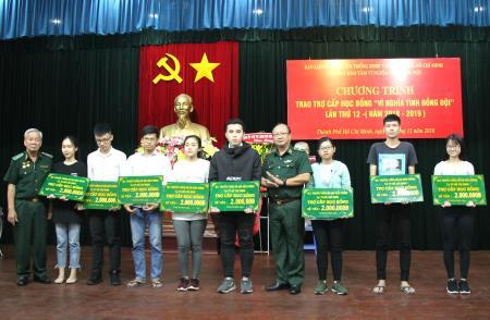 Trao tặng 131 suất học bổng “Vì nghĩa tình đồng đội”