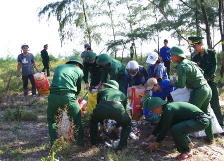 Đồn Biên phòng Vinh Hiền hưởng ứng chiến dịch "Hãy làm cho thế giới sạch hơn"
