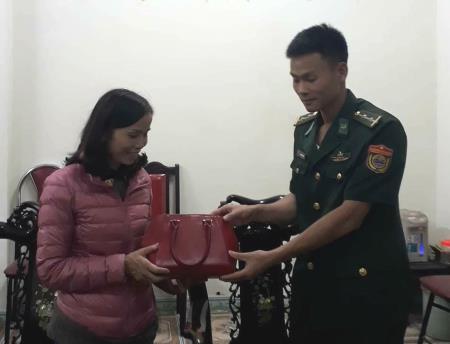 Trung úy Biên phòng nhặt được của rơi, trả lại người mất