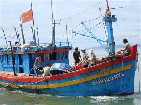 Tiếp sức ngư dân vươn ra biển lớn