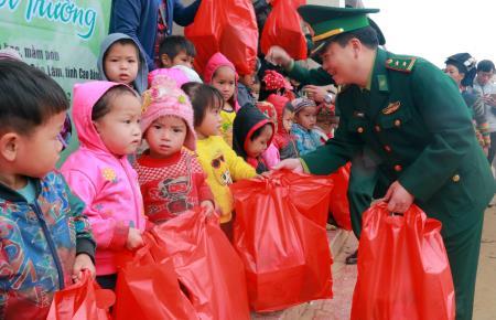 Tặng quà đồng bào và học sinh nghèo khu vực biên giới tỉnh Cao Bằng