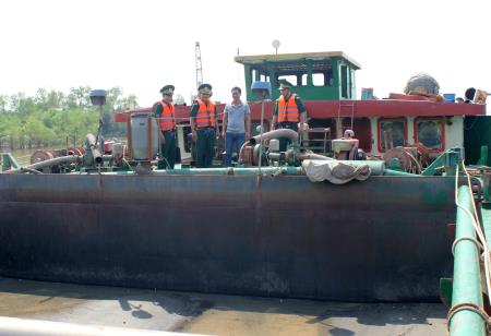 Tạm giữ 3 phương tiện vận chuyển cát trái phép tại cửa sông Soài Rạp