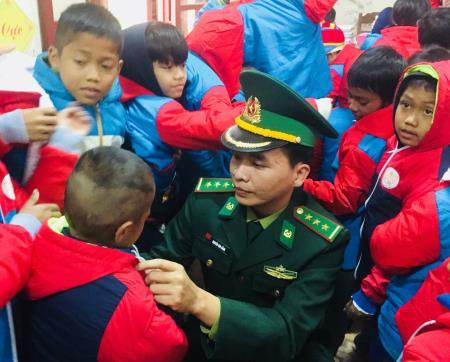 Tặng áo ấm cho học sinh vùng cao Quảng Trị