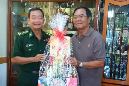 Tặng quà cựu binh tham gia chiến đấu bảo vệ biên giới Tây Nam
