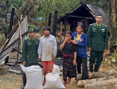 Đồn Biên phòng Ba Lin kịp thời hỗ trợ người dân bị hỏa hoạn