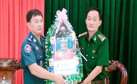 Hiến binh tỉnh Svay Rieng thăm, chúc Tết BĐBP Long An