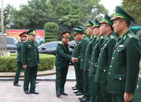 Trung tướng Lê Hiền Vân kiểm tra, chúc Tết Đồn Biên phòng cửa khẩu quốc tế Móng Cái