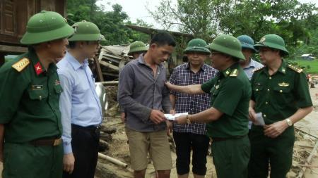 Đoàn công tác Bộ Tư lệnh BĐBP thăm, động viên người dân bản Sa Ná