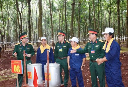 Công ty 72, Binh đoàn 15 thi thợ giỏi thu hoạch mủ cao su năm 2016