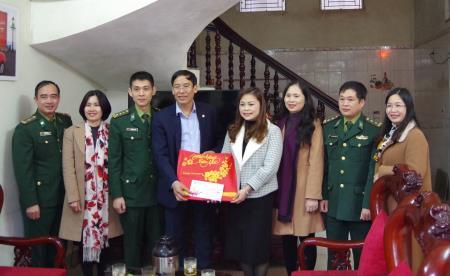 Gửi Tết ấm đến đồng bào biên cương