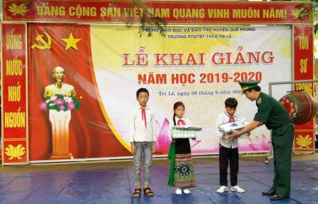 Chiến sĩ quân hàm xanh tiếp sức học sinh trong mùa tựu trường