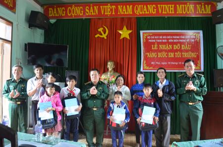 BĐBP Bình Định đỡ đầu 4 học sinh có hoàn cảnh đặc biệt khó khăn