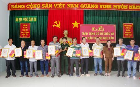 Trao niềm tin cho ngư dân vững tâm bám biển