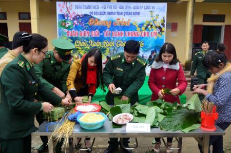 Học sinh Vân Kiều vui đón “Xuân biên cương - Tết bánh chưng cho em”