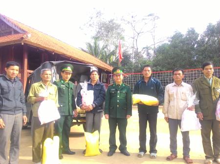 Trao quà cho hộ nghèo và gia đình chính sách khu vực biên giới Thanh Hóa