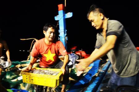Rong ruổi chợ Biển Đông